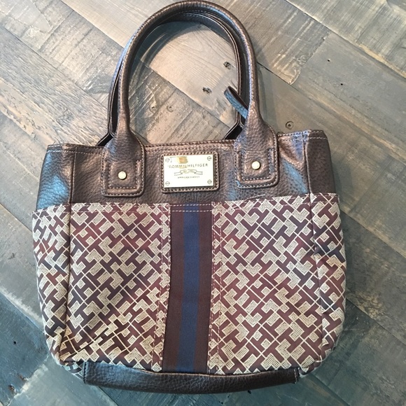 Tommy Hilfiger Handbags - Tommy Hilfiger Shoulder Bag EUC Beautiful!